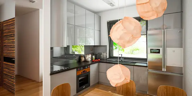 готовый проект дома Z428 – дизайн интерьера, Современный одноэтажный дом с гаражом на одну машину, расположенным с левой стороны здания.